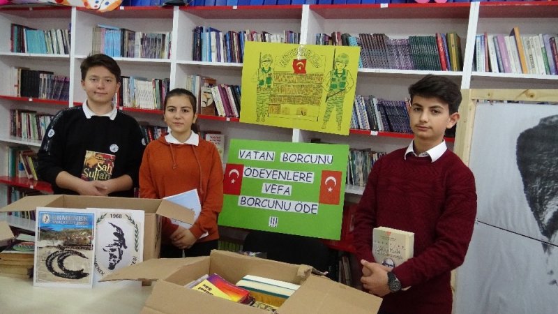 Karamanlı Öğretmen Ve Öğrencilerden Mehmetçiğe Kitap