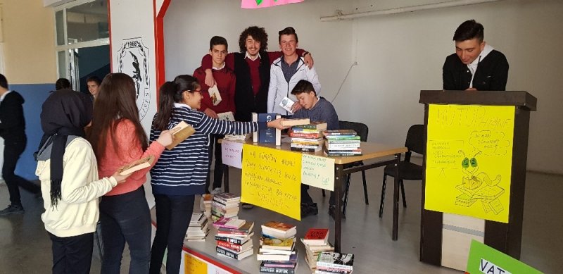 Karamanlı Öğretmen Ve Öğrencilerden Mehmetçiğe Kitap