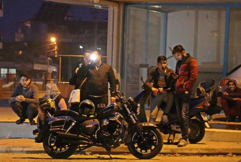 Antalya'da Polise Direnen Kadın Çatıya Çıktı