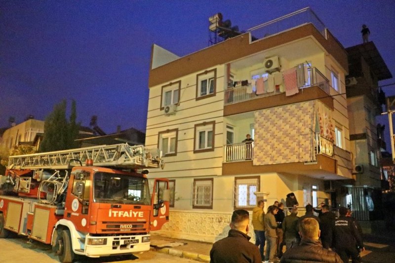 Antalya'da Polise Direnen Kadın Çatıya Çıktı