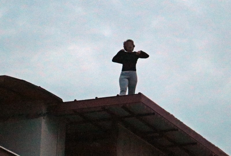 Antalya'da Polise Direnen Kadın Çatıya Çıktı