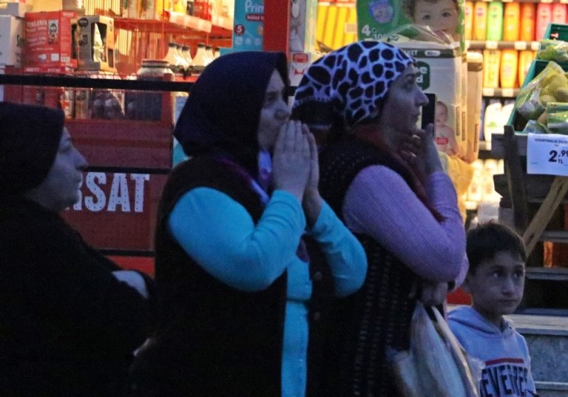 Antalya'da Polise Direnen Kadın Çatıya Çıktı