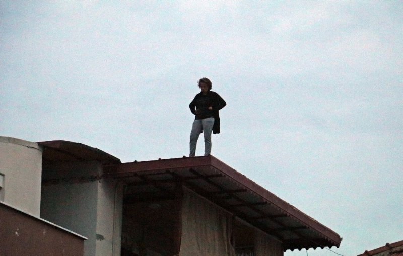 Antalya'da Polise Direnen Kadın Çatıya Çıktı