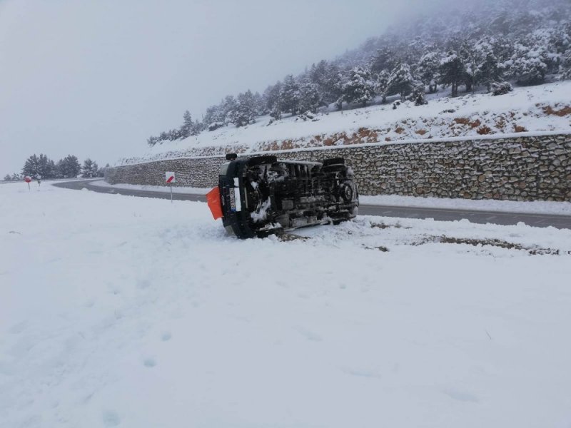 Mut'ta İşçi Servisi Devrildi: 4 Yaralı
