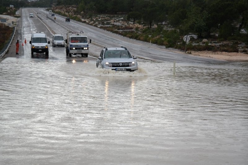 Silifke - Mut Karayolu Sel Sularına Teslim Oldu