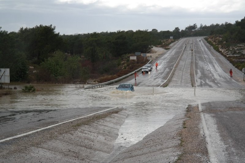 Silifke - Mut Karayolu Sel Sularına Teslim Oldu