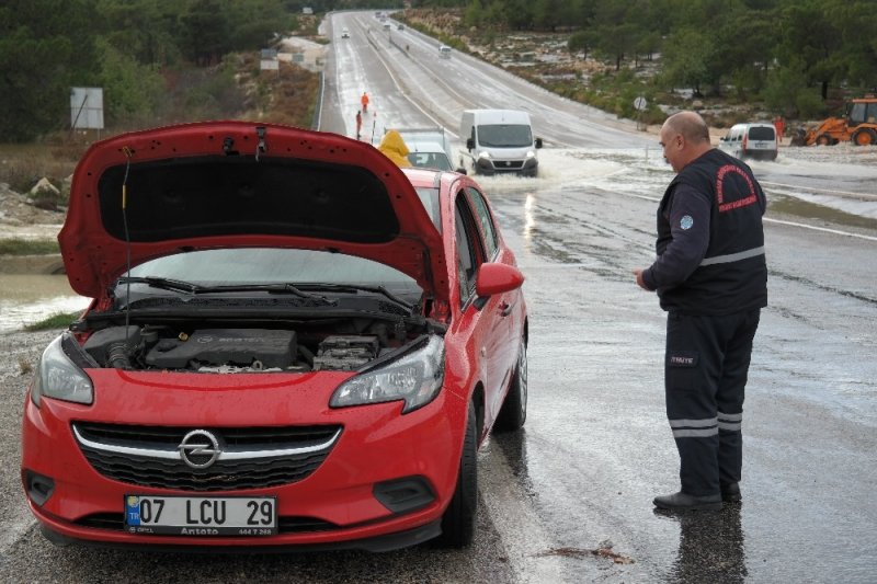Silifke - Mut Karayolu Sel Sularına Teslim Oldu
