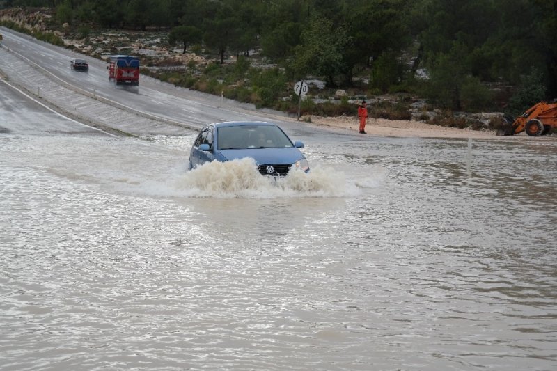 Silifke - Mut Karayolu Sel Sularına Teslim Oldu