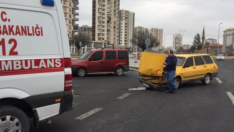 Minibüs İle Otomobil Çarpıştı: 1 Yaralı