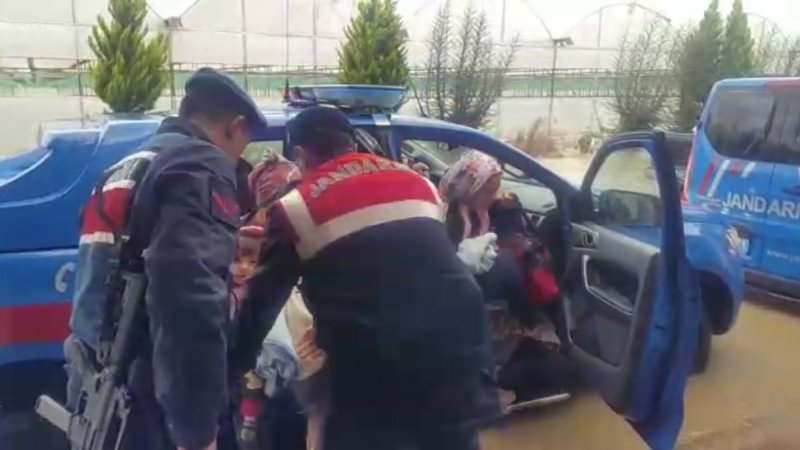 Antalya'da Mahsur Kalan 5 Aileyi Jandarma Kurtardı