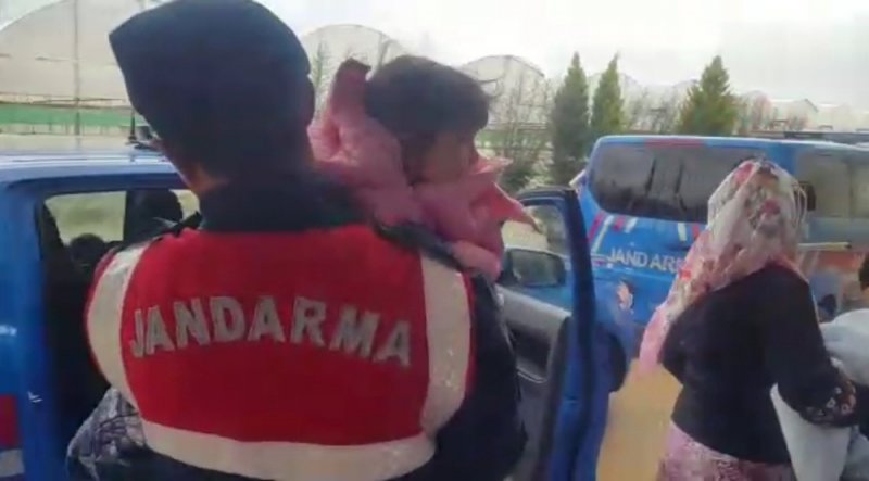 Antalya'da Mahsur Kalan 5 Aileyi Jandarma Kurtardı
