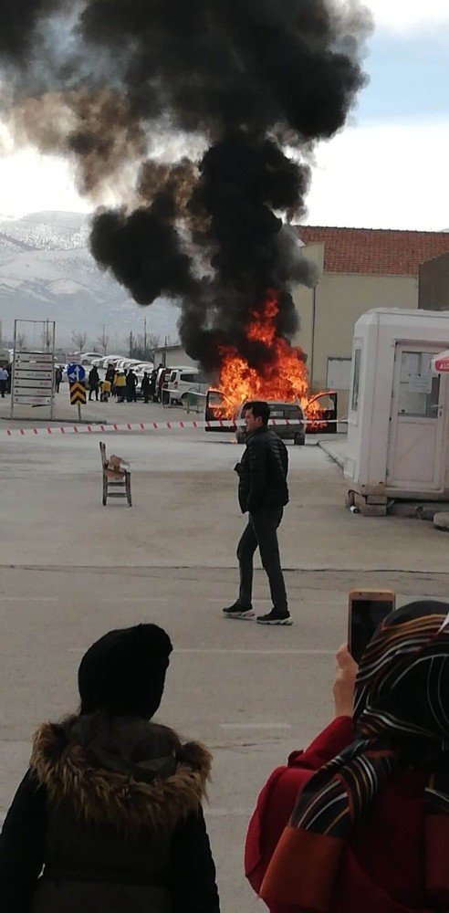 Konya'da Hastane Bahçesinde Otomobil Alev Alev Yandı