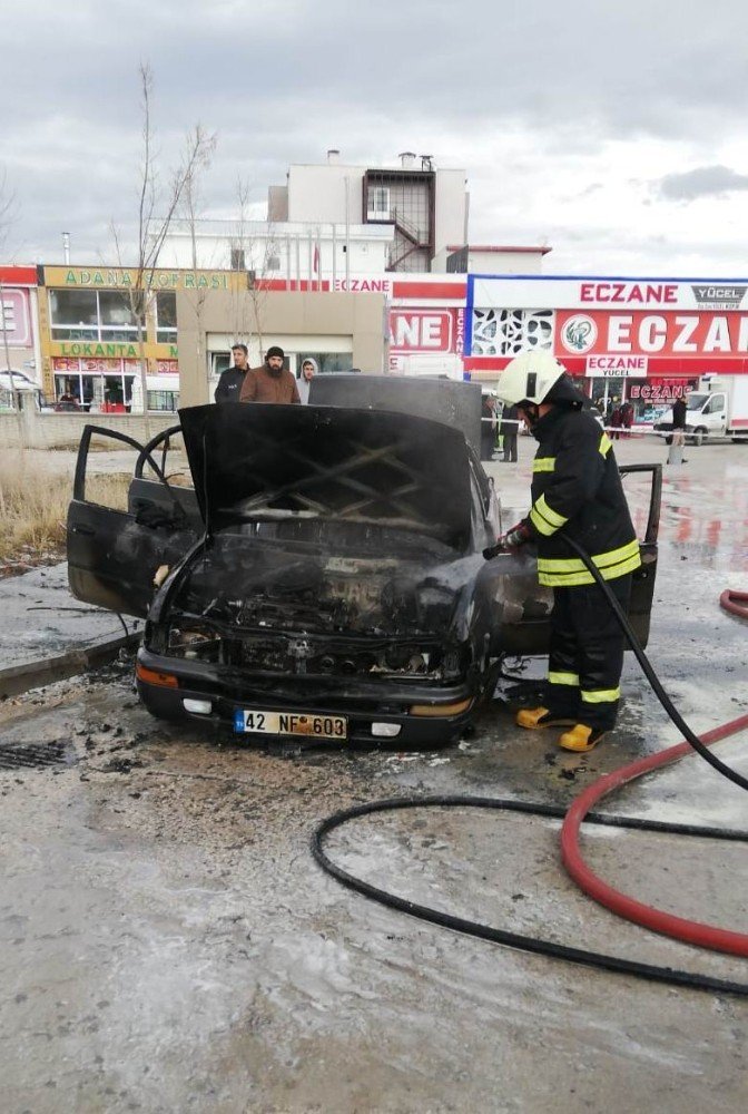 Konya'da Hastane Bahçesinde Otomobil Alev Alev Yandı