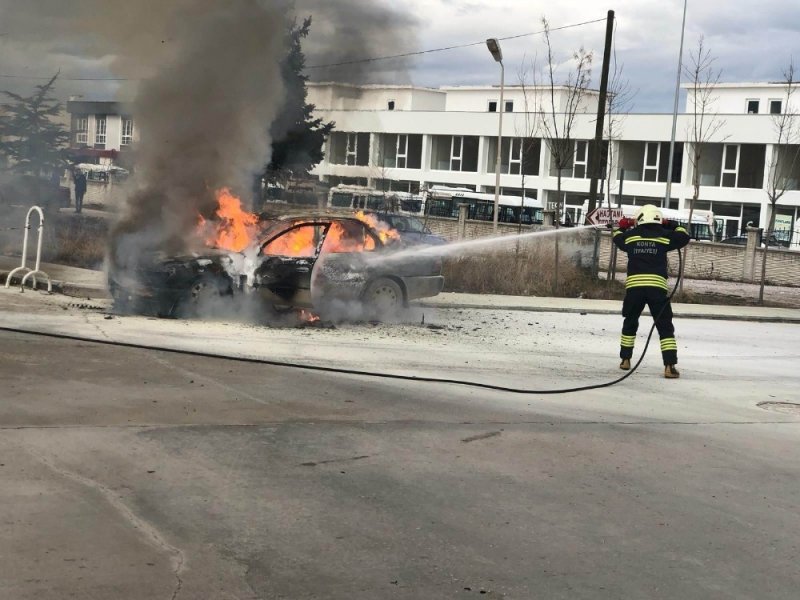 Konya'da Hastane Bahçesinde Otomobil Alev Alev Yandı