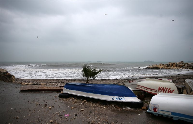 Mersin'de Sağanak Ve Fırtına Hayatı Olumsuz Etkiliyor