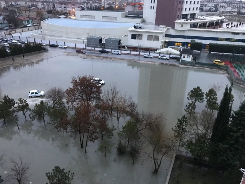 Konya'da Yağmur Adeta Sel Oldu Yağdı