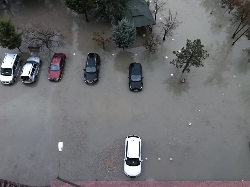 Konya'da Yağmur Adeta Sel Oldu Yağdı