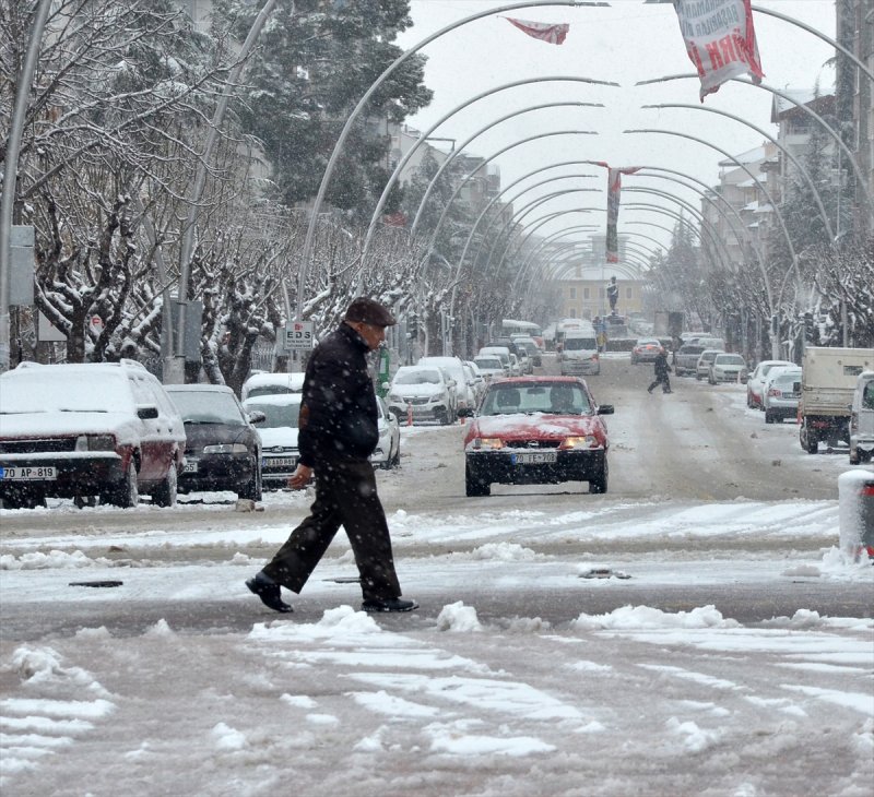 Karaman'da Kar Yağışı Şehirler Arası Ulaşımı Aksatıyor