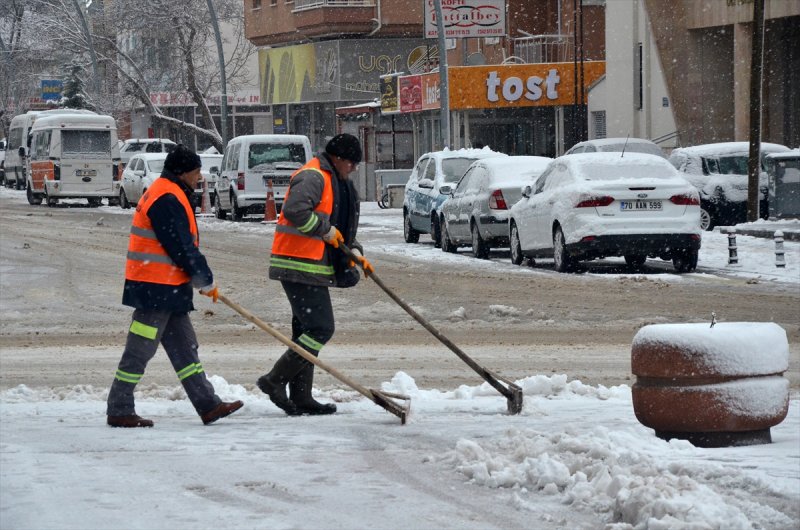 Karaman'da Kar Yağışı Şehirler Arası Ulaşımı Aksatıyor