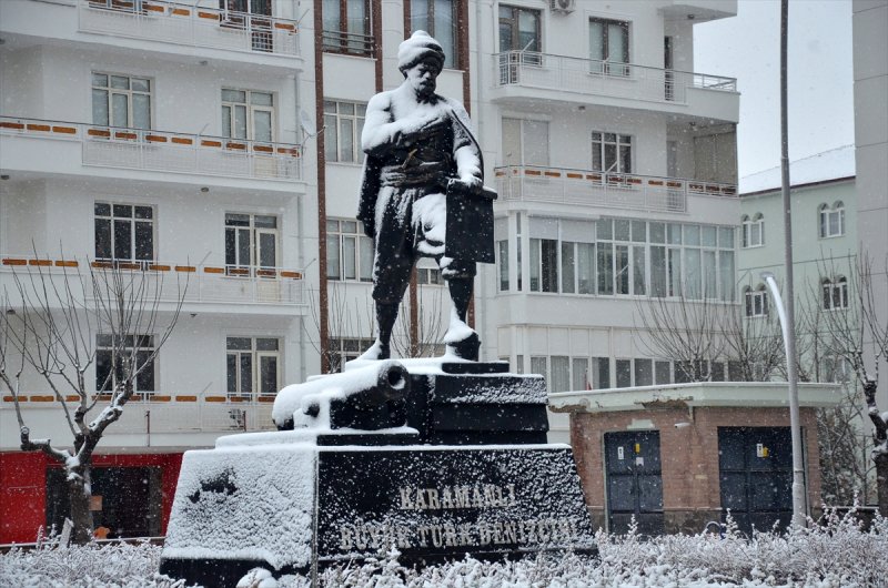 Karaman'da Kar Yağışı Şehirler Arası Ulaşımı Aksatıyor