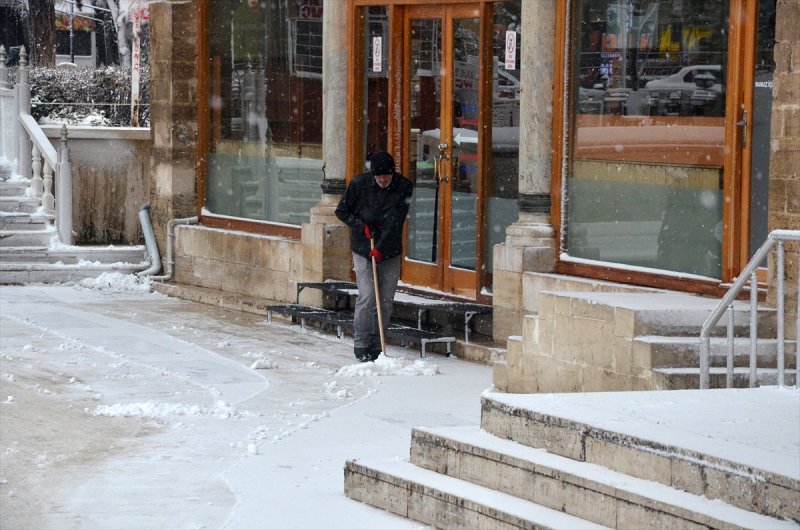 Karaman'da Kar Yağışı Şehirler Arası Ulaşımı Aksatıyor