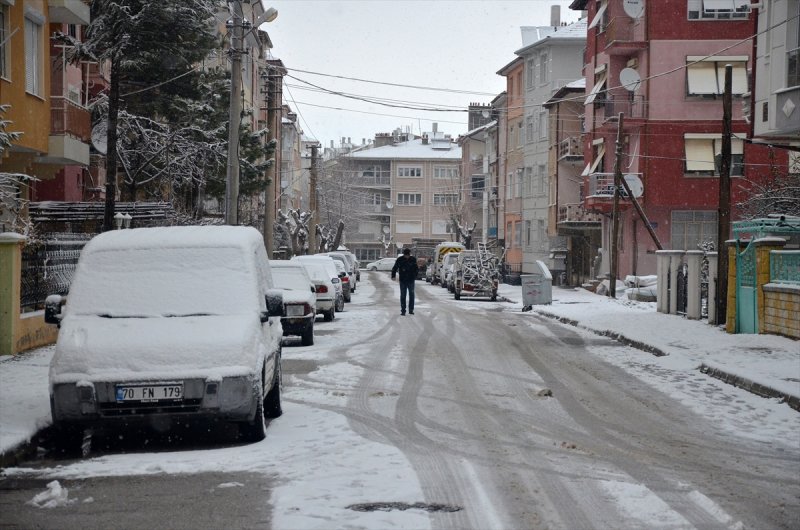 Karaman'da Kar Yağışı Şehirler Arası Ulaşımı Aksatıyor