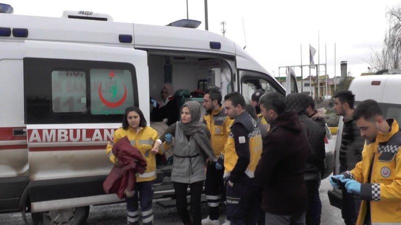 Konya’da Hafif Ticari Araç İle Tır Çarpıştı: 4 Yaralı