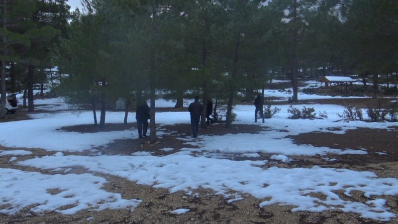 Karaman'da Yaban Hayvanları İçin Ormana Yiyecek Bıraktı