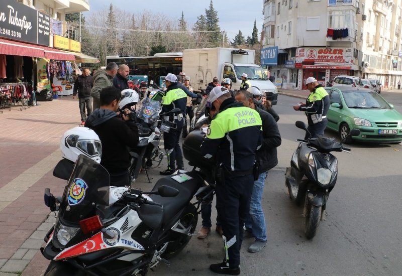 Kaskı Olmayan Yolcu, Yürüyerek Yoluna Devam Etti