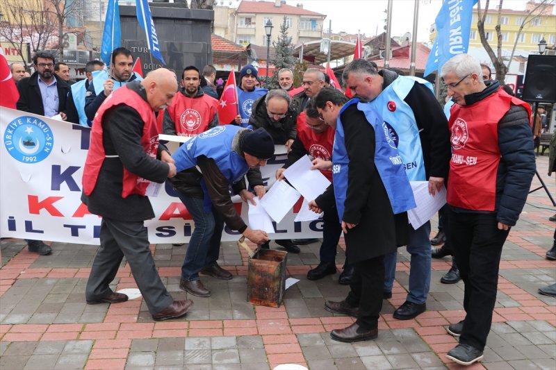 Türkiye Kamu-sen'in Karaman Şubesi Üyeleri Bordrolarını Yaktı