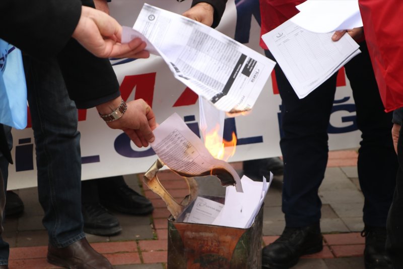 Türkiye Kamu-sen'in Karaman Şubesi Üyeleri Bordrolarını Yaktı