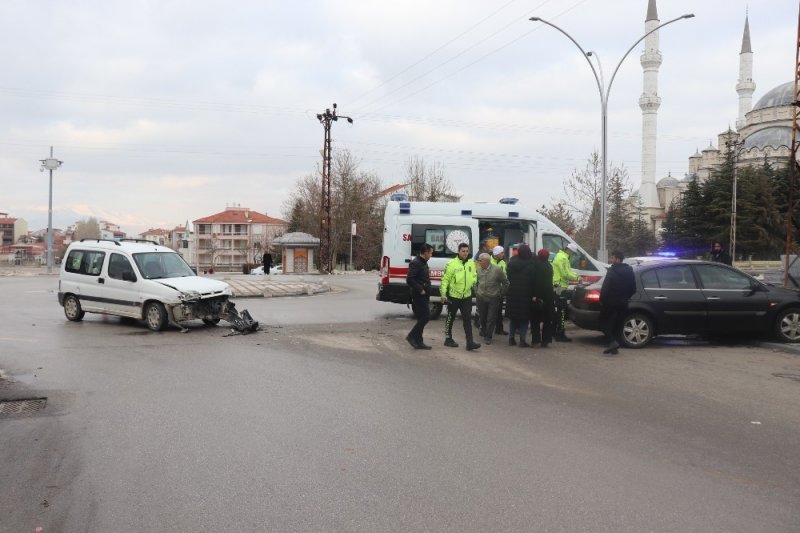 Karaman’da Otomobille Hafif Ticari Araç Çarpıştı: 1 Yaralı