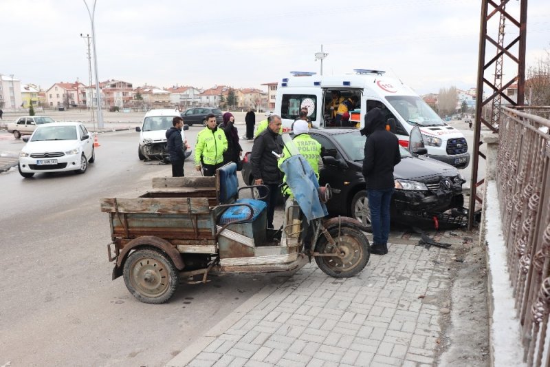 Karaman’da Otomobille Hafif Ticari Araç Çarpıştı: 1 Yaralı