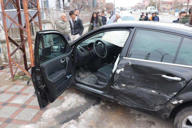 Karaman’da Otomobille Hafif Ticari Araç Çarpıştı: 1 Yaralı