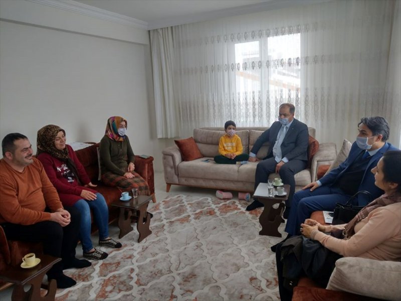 Evde Eğitim Gören Öğrencilere Karnelerini Kaymakam Verdi