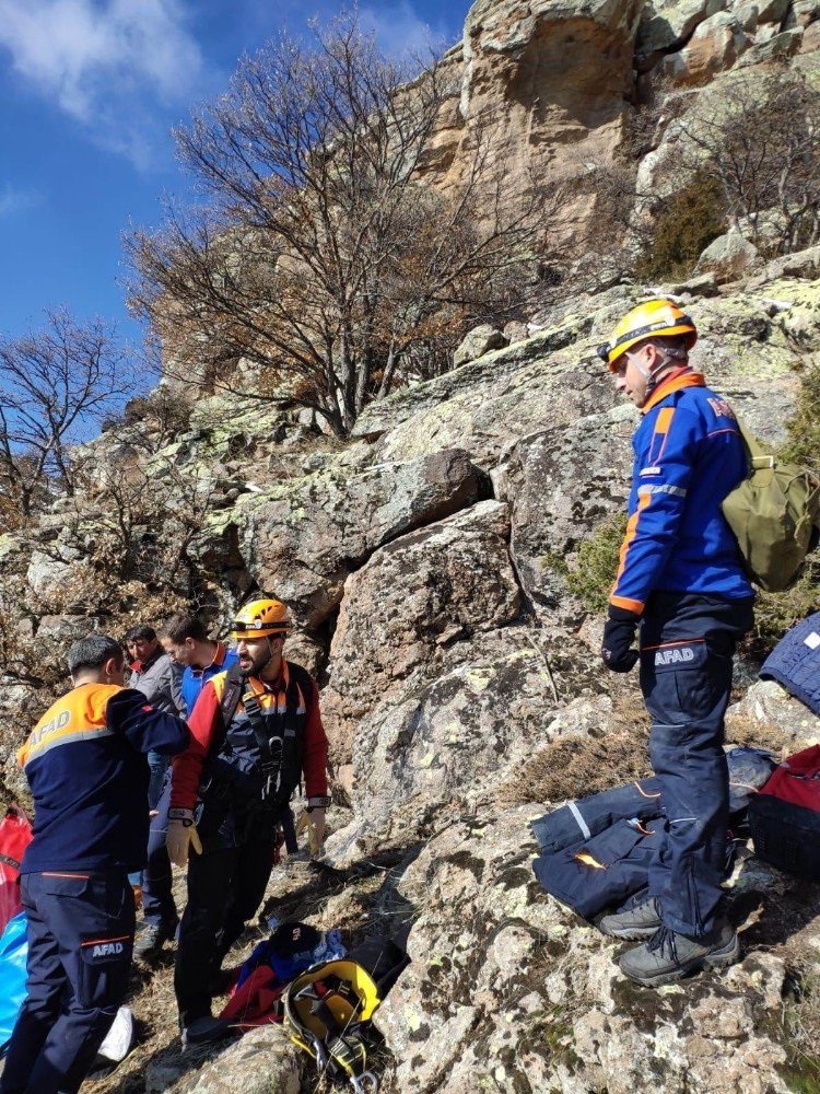 Uçurumda Mahsur Kalan 15 Keçi, 12 Saatte Kurtarıldı