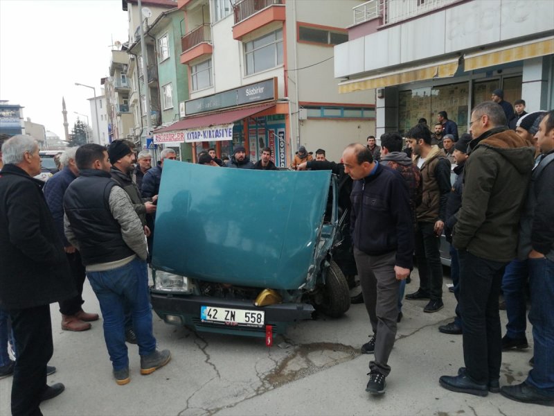 Konya'da Otomobil Park Halindeki Araçlara Çarptı: 3 Yaralı
