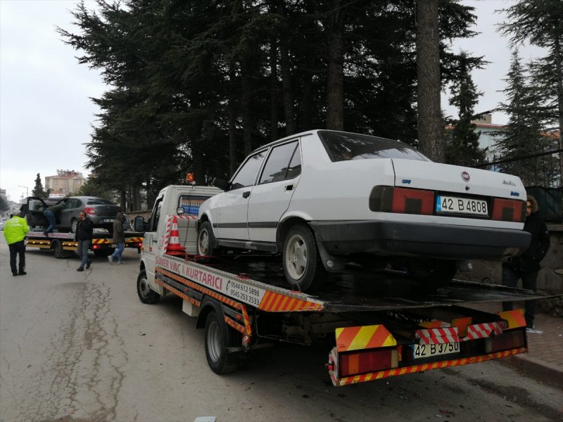 Konya'da Otomobil Park Halindeki Araçlara Çarptı: 3 Yaralı