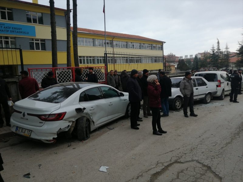 Konya'da Otomobil Park Halindeki Araçlara Çarptı: 3 Yaralı