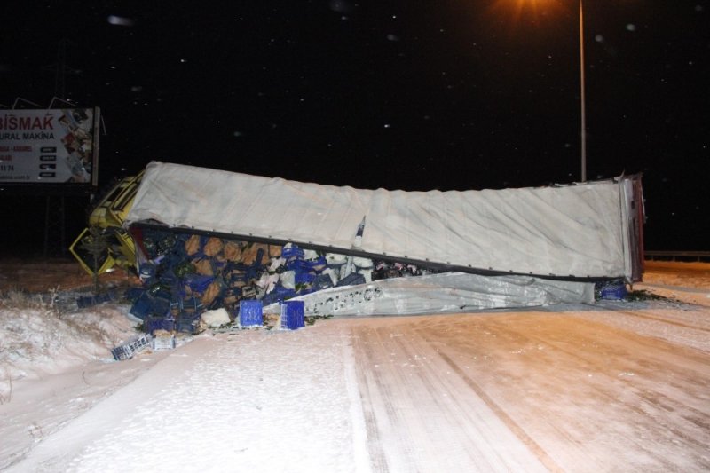 Karaman-Konya Yolunda Buzlanma ile Kaza Geldi