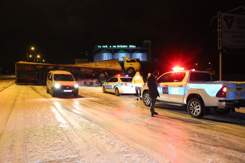 Karaman-Konya Yolunda Buzlanma ile Kaza Geldi