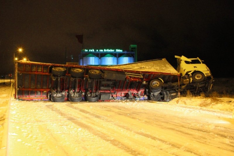 Karaman-Konya Yolunda Buzlanma ile Kaza Geldi