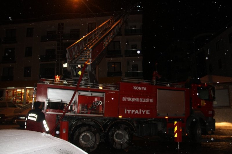 Konya’da 4 Katlı Bir Binanın Çatısında Yangın