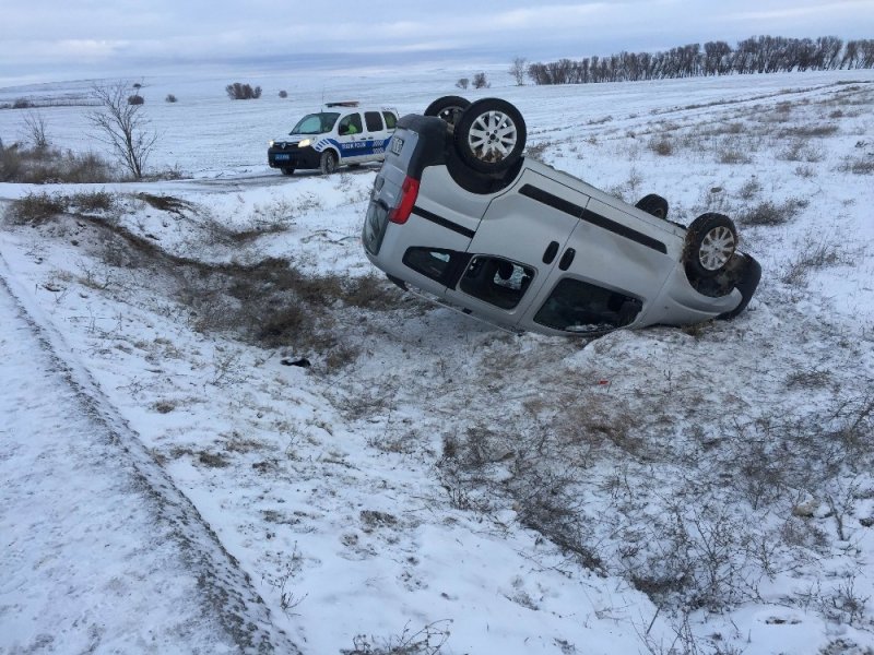 Konya'da Buzlu Yolda Kayan Araçta 3 Kişi Yaralandı
