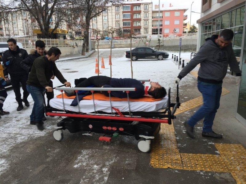 Konya'da Buzlu Yolda Kayan Araçta 3 Kişi Yaralandı