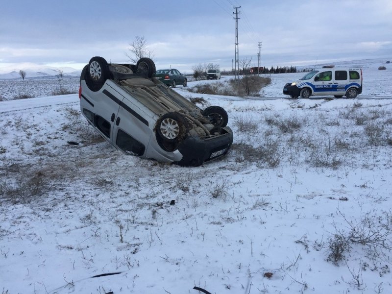 Konya'da Buzlu Yolda Kayan Araçta 3 Kişi Yaralandı