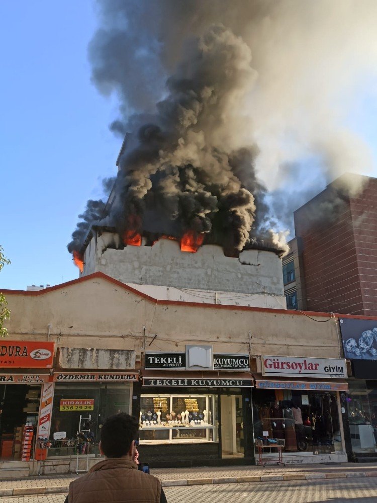 Erdemli'de Yangın Paniği