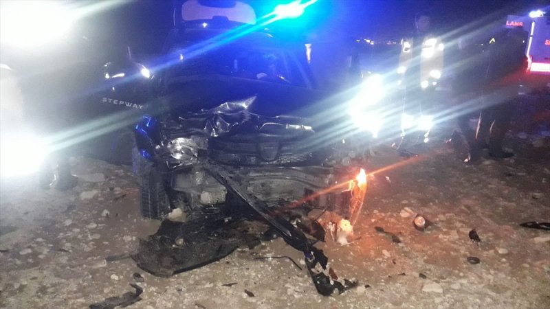 Aksaray'da Çarpışan İki Otomobildeki 6 Kişi Yaralandı