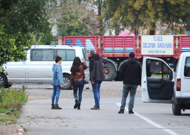Antalya’da Lise Öğrencisine Kapkaç Şoku