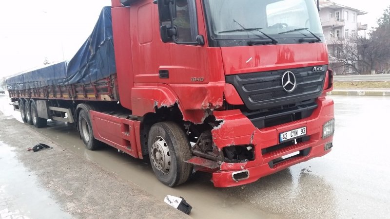 Konya’da Tırın Çarptığı Otomobil Savruldu